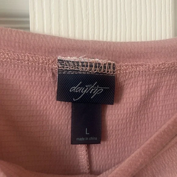 Daytrip Blush Pink Raw Edge Textured Top Lg - Picture 3 of 5